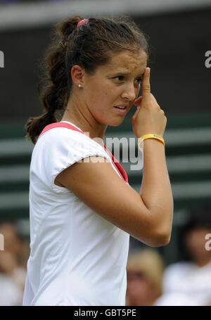 Laura Robson en Grande-Bretagne dans son double match avec Georgie Stoop lors des championnats de Wimbledon 2009 au All England Lawn tennis and Croquet Club, Wimbledon, Londres. Banque D'Images