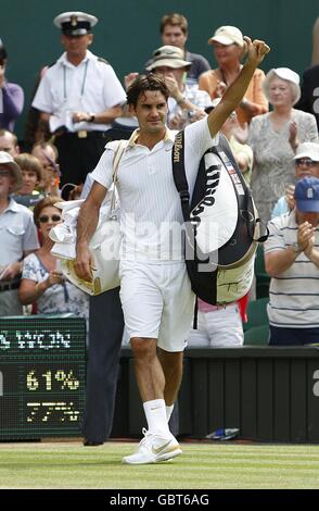 Roger Federer, de Suisse, se hante devant la foule lorsqu'il quitte le court après avoir remporté le match contre Philipp Kohlschreiber en Allemagne lors des championnats de Wimbledon 2009 au All England tennis Club Banque D'Images