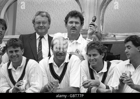 Les joueurs de cricket australiens victorieux célèbrent après avoir remporté le sixième et dernier test de Cornhill et la série, à l'Oval. Le capitaine Allan Border (en haut à droite) détient une réplique des cendres. De gauche à l'avant; Mark Taylor, Carl Rackemann et Terry Alderman. Banque D'Images