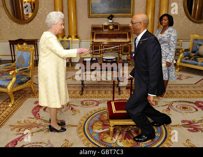 Les chevaliers de la reine Elizabeth II de Grande-Bretagne Gouverneur général de la Jamaïque Sir Patrick Allen accompagné de sa femme Patricia, où il a été présenté ses lettres de créance lors d'un public privé au Palais de Buckingham. Banque D'Images