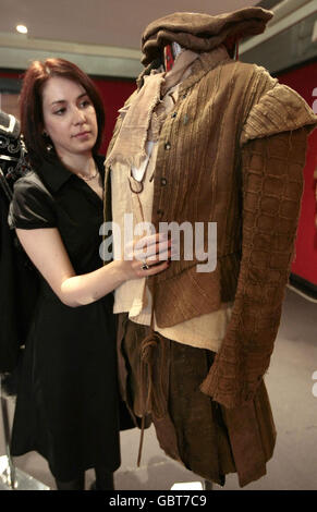 Un membre du personnel de la salle d'exposition Bonhams Knightsbridge ajuste le costume porté par Tony Robinson dans son rôle de Baldrick dans Blackadder II dans la salle d'exposition Knightbridge de l'encanteur, Londres.Faisant partie de la collection Entertainment Memorabilia, qui doit être mise aux enchères le 16 juin, l'article devrait se trouver entre &livre;1,500 - &livre;2,000.. Banque D'Images