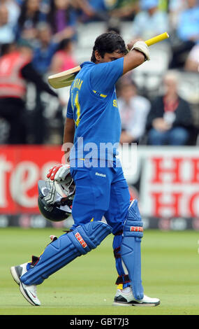 Le capitaine du Sri Lanka Kumar Sangakkara quitte le terrain après avoir été laissé sur pied par Kamran Akmal pendant le match des Super Eights Twenty20 de l'ICC au Lord's, Londres. Banque D'Images