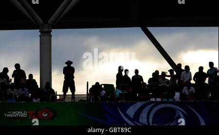 Les fans dans les tribunes pendant le match des Super Eights de l'ICC World Twenty20 au Brit Oval, Londres. Banque D'Images