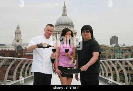 Les chefs Gary Rhodes, à gauche, et Alvin Leung avec Belinda Duong, la finaliste de Miss Chine, sur le Millennium Bridge de Londres, pour promouvoir l'année alimentaire et œnologique de Hong Kong. Banque D'Images