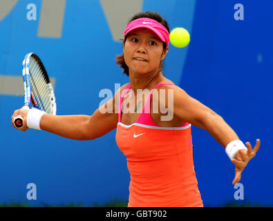 Li Na de la Chine en action contre la Slovaquie Magdalena Rybarikova pendant les finales de l'AEGON Classic au Prieuré d'Edgbaston, Birmingham. Banque D'Images