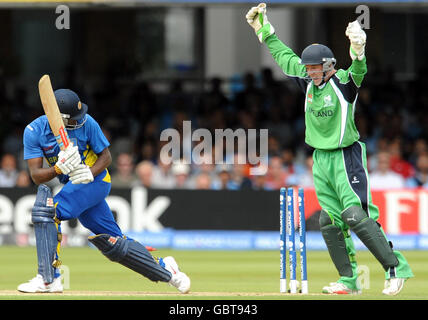 Angelo Mathews, du Sri Lanka, est séduit par Alex Cusack, de l'Irlande, lors du match des Super Eights Twenty20 de l'ICC au Lord's, Londres. Banque D'Images