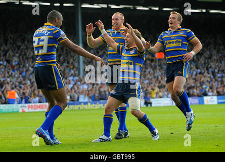 Rugby League - engage Super League - Leeds Rhinos / Huddersfield Giants - Headingly Carnegie Stadium.Kallum Watkins de Leeds Rhino célèbre son essai de victoire avec Rob Burrows, Scott Donald et Lee Smith Banque D'Images