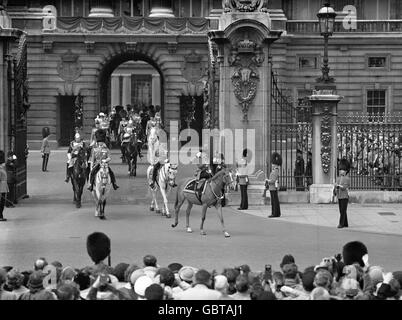 L'anniversaire officiel de la Reine a été célébré aujourd'hui (jeudi) avec la cérémonie traditionnelle de 'Trooping la couleur' , cette année celle des gardes de Coldstream, sur la parade des gardes à cheval. La Reine saluant comme, regardée par une foule, elle sort de la porte de Buckingham Palace sur son chemin vers le Trooping. Banque D'Images