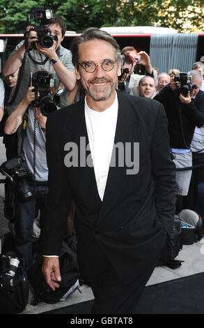 Jeremy Irons arrive pour la première nuit de Ballets Russes au Sadlers Well Theatre de Londres. Banque D'Images