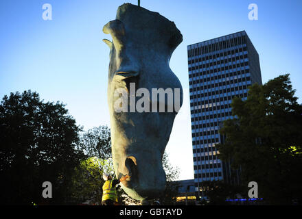 Une statue de bronze de 30 pieds de la tête d'un cheval intitulée Mawari - 'Horse at Water' par l'artiste NIC Fiddian-Green, est descendue en place près de Marble Arch dans le centre de Londres. Banque D'Images