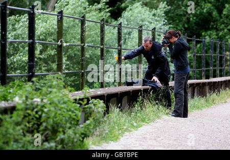 La police sur les lieux du pont Ballingdon traverse la rivière Stour à Sudbury, après la mort d'un garçon de six ans qui est tombé dans la rivière lors d'une sortie organisée de Beaver Scout. Banque D'Images