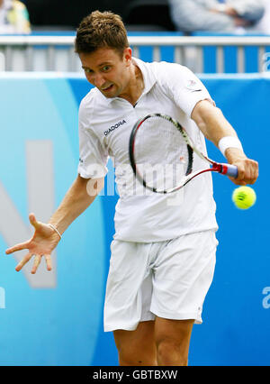 Alex Bogdanovic, de Grande-Bretagne, en action contre Dmitry Tursunov pendant l'AEGON International au parc Devonshire, Eastbourne. Banque D'Images