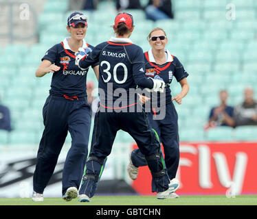 Laura Marsh (à droite), en Angleterre, célèbre avec ses coéquipiers après avoir passé la finale de Leah Poulton, en Australie, lors de la demi-finale de l'ICC Women's World Twenty20 à l'Oval, Londres. Banque D'Images