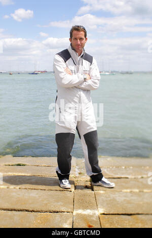 Triple médaillé d'or olympique, Ben Ainslie en Grande-Bretagne lors d'une course de Round the Island Photocall au Island Sailing Club de Cowes, île de Wight. Banque D'Images