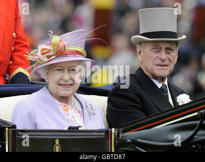 La reine Elizabeth ll et le duc d'Édimbourg le quatrième jour de la rencontre de la Royal Ascot à l'hippodrome d'Ascot, dans le Berkshire. Banque D'Images