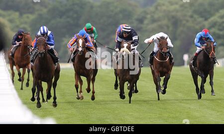 Jockey Richard Hills vient à la maison pour gagner les enjeux de Coronation sur Ghanaati (à l'extrême gauche) à l'hippodrome d'Ascot, Berkshire Banque D'Images