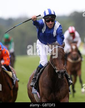 Jockey Richard Hills célèbre à son retour à la maison pour gagner les enjeux de Coronation sur Ghanaati à l'hippodrome d'Ascot, Berkshire Banque D'Images