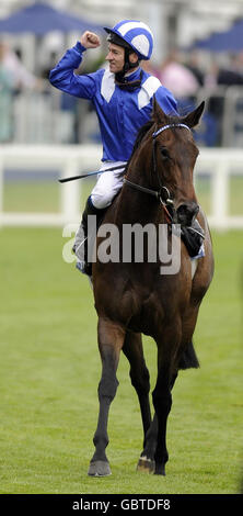 Ghanaati et Richard Hills remportent les enjeux du Couronnement au cours du quatrième jour de l'Ascot Royal à l'hippodrome d'Ascot, dans le Berkshire. Banque D'Images