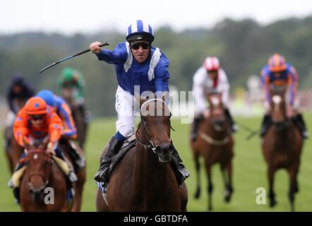 Jockey Richard Hills célèbre à son retour à la maison pour gagner les enjeux de Coronation sur Ghanaati à l'hippodrome d'Ascot, Berkshire Banque D'Images