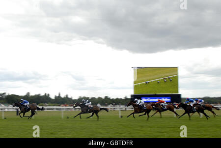 Ghanaati et Richard Hills remportent les enjeux du Couronnement au cours du quatrième jour de l'Ascot Royal à l'hippodrome d'Ascot, dans le Berkshire. Banque D'Images