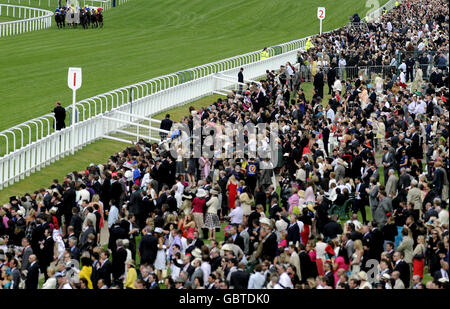 Les coureurs se tournent vers la maison dans les piquets de Wolferton pour handicap au cours du quatrième jour de l'Ascot Royal à l'hippodrome d'Ascot, Berkshire. Banque D'Images