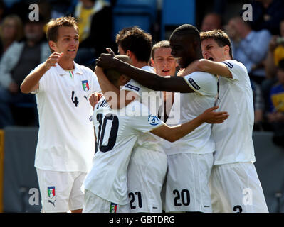 Football - UEFA Championnat d'Europe des moins de 21 ans - Groupe A - Suède / Italie - Olympia Stadion.Mario Balotelli (n° 20), en Italie, est félicité après avoir marquant l'objectif d'ouverture du jeu Banque D'Images