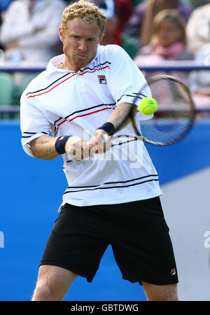 Dmitry Tursunov, de Russie, en action lors de sa demi-finale lors de l'AEGON International au parc Devonshire, Eastbourne. Banque D'Images