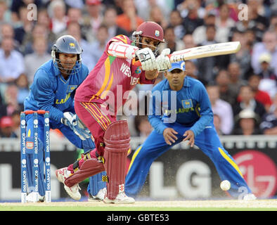 West Indiess' Shivnarine Chanderpaul chauves-souris pendant la deuxième finale mondiale de la CCI, à l'Oval, Londres. Banque D'Images