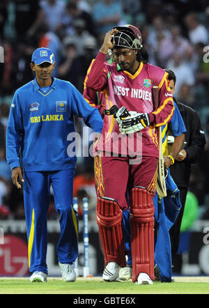 Le capitaine des Indes occidentales Chris Gayle quitte le terrain après avoir été battu par Sri Lankadourant de la ICC World Twenty20, semi final à l'Oval, Londres. Banque D'Images