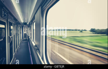 La fenêtre du train aux couleurs rétro avec motion blurred view. Banque D'Images