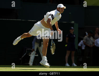 Andy Roddick des États-Unis en action contre Jeremy Chardy en France lors des championnats de Wimbledon 2009 au All England Lawn tennis and Croquet Club, Wimbledon, Londres. Banque D'Images