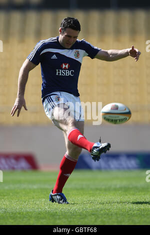 Stephen Jones, de British and Irish Lion, pratique sa frappe pendant la course du capitaine au Palais des sports Royal Bafokeng, à Rutenburg, en Afrique du Sud. Banque D'Images