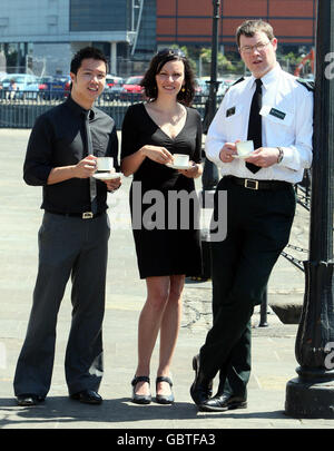 L'agent en chef adjoint Alistair Finlay (à droite) avec les avocats Simon Ling (L) et Aleksandra Lojek lors du lancement du programme de plaidoyer à Belfast. Banque D'Images