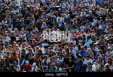 Les fans de Murray Mount regardent Andy Murray jouer au Robert Kendrick des États-Unis pendant les championnats de Wimbledon 2009 au All England Lawn tennis and Croquet Club, Wimbledon, Londres. Banque D'Images