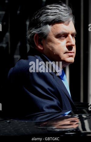 Le premier ministre Gordon Brown quitte le 10, rue Downing ce matin pour se rendre à la Chambre des communes pour faire face aux questions du premier ministre de cette semaine. Date de la photo: Mercredi 24 juin 2009. Voir PA Story POLITICS PMQs Brown. Le crédit photo devrait se lire comme suit : Stefan Rousseau/PA Banque D'Images