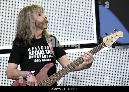 Derek SMalls (Harry Shearer) de Spinal Tap, qui se déroule pendant le festival Glastonbury de 2009 à la ferme digne de Pilton, dans le Somerset. Banque D'Images