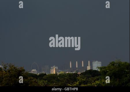 Une vue sur le London Skyline tandis qu'une tempête s'inonde pendant les championnats de Wimbledon 2009 au All England Lawn tennis and Croquet Club, Wimbledon, Londres. Banque D'Images