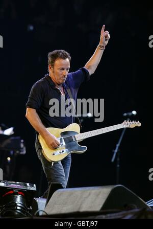 Bruce Springsteen se produit avec le groupe de la rue E lors du Glastonbury Festival 2009 à la ferme de Liening à Pilton, dans le Somerset. Banque D'Images