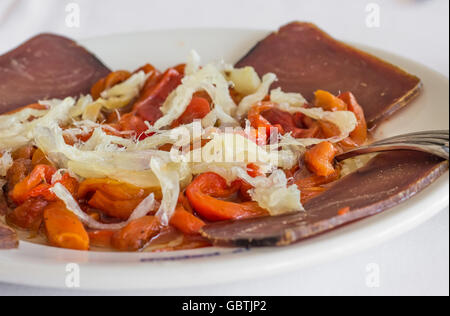 Communauté valencienne esgarrat avec salade de morue séchée, poivron rouge grillé et mojama Banque D'Images