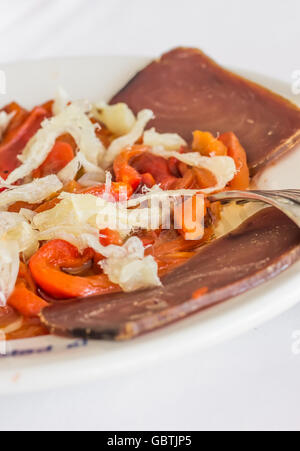 Communauté valencienne esgarrat avec salade de morue séchée, poivron rouge grillé et mojama Banque D'Images