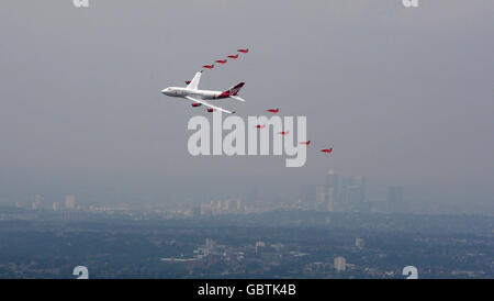 L'équipe aérobatique de la Royal Air Force « les flèches rouges » rejoint un avion Virgin Atlantic 747-400 appelé « Birthday Girl » pour effectuer un survol à la foire aérienne internationale de Biggin Hill. Banque D'Images