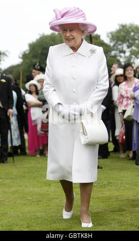 La reine Elizabeth II lors de la Royal Garden Party à Holyrood à Édimbourg. Banque D'Images