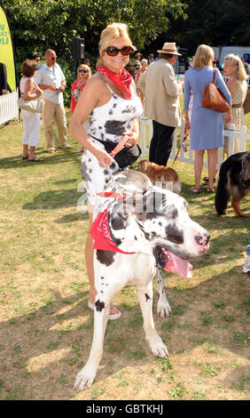 Jilly Johnson avec son chien Boris pendant la Macmillan Dog Day 2009 au Royal Chelsea Hospital, dans le sud-ouest de Londres. Banque D'Images