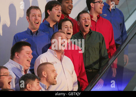 The London gay Men's Chorus chante à l'avant-première de l'exposition gay Icons du National Portrait Gallery dans la galerie centrale de Londres. Banque D'Images