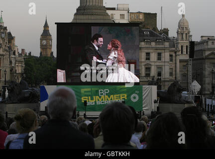 Le Royal Opera House se déroule en plein air à Trafalgar Square, dans le centre de Londres, avec sa version de la Traviata, l'une des trois projections en direct pour 2009 et faisant partie du Royal Opera House BP Summer Big Screen. Banque D'Images