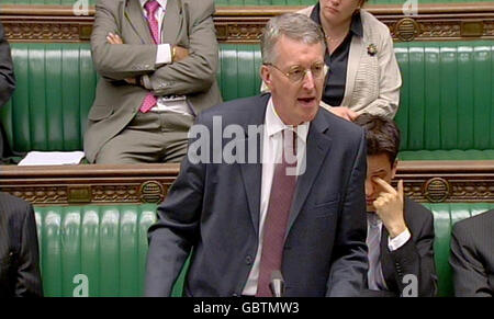 Hilary Benn, secrétaire à l'Environnement, parle à la Chambre des communes des changements climatiques. Banque D'Images