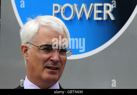 Le chancelier de l'Échiquier Alistair Darling visite ITM Power à Sheffield où il a conduit une voiture fonctionnant à l'hydrogène. Banque D'Images