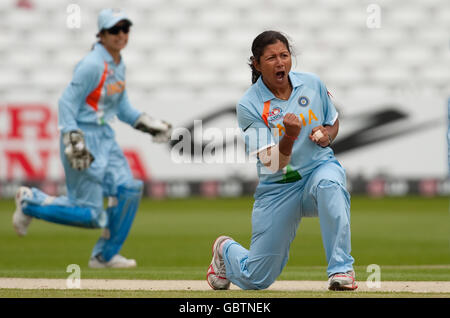 Rumeli Dhar en Inde célèbre le rejet de Lucy Doolan de New Zealnd lors de la Women's ICC World Twenty20, semi final à Trent Bridge, Nottingham. Banque D'Images