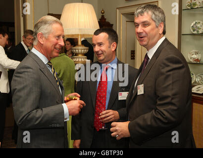 Le Prince Charles, le Prince de Galles, parle à David Alborough, de Northumbrian Water (centre), et à Neil Pinner, de Yorkshire Water, lors d'une réception pour l'Initiative de logement rural abordable du Prince, à Clarence House, St James's, Londres. Banque D'Images