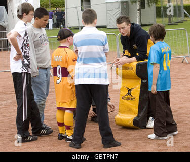 Les enfants s'amusent un peu au rugby pendant le Mela Festival, Kelvingrove Park, Glasgow. Banque D'Images